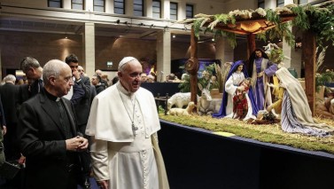 Đức Thánh Cha bất ngờ viếng thăm cuộc triển lãm 100 máng cỏ Giáng Sinh