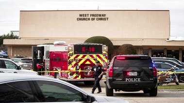 Bắn nhau ngay trong nhà thờ, 3 người chết. Liệu giáo dân có nên mang súng khi đi nhà thờ hay không?