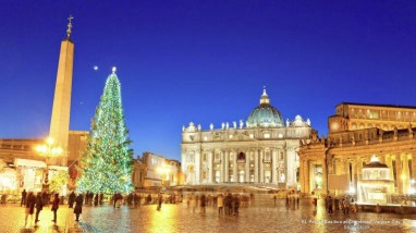 Vatican bừng lên huy hoàng với cảnh Giáng Sinh và cây thông vừa được thắp sáng
