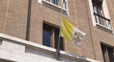 Vatican treo cờ rũ tưởng nhớ các nạn nhân của coronavirus, ít nhất 79 linh mục đã thiệt mạng