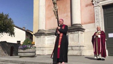 Giám Mục đi chân đất vác thánh giá chúc lành cho thành phố, gây xúc động mạnh tại Ý