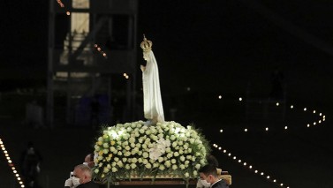 Cuộc rước kiệu Đức Mẹ giữa quảng trường Fatima trống không khiến nhiều người rơi lệ