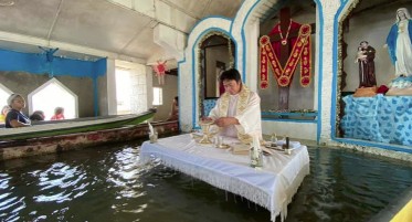 Bi hùng: Linh mục Phi tiếp tục dâng lễ khi nước đã ngập tới bụng và nhà thờ chìm dần trong làn nước