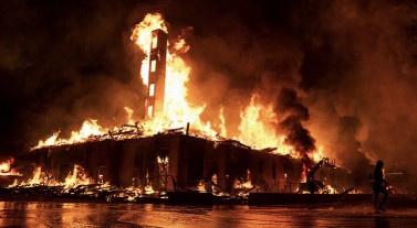 Đau buồn: Hàng loạt nhà thờ bị tấn công. Nhà thờ chính tòa đầu tiên của Hoa Kỳ suýt thành tro bụi