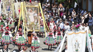 Hàng trăm ngàn người rước kiệu Mình Thánh Chúa tại Ba Lan. Phép lạ Thánh Thể ngoạn mục ở Legnica