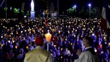 Hàng triệu người Âu Châu rước kiệu mừng Đức Mẹ Lên Trời. Cảnh tượng ngoạn mục ở Luxembourg và Lộ Đức