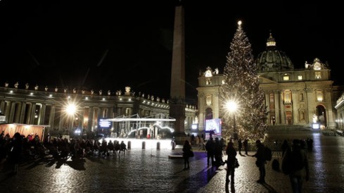 Vatican rực sáng với cây thông Noel và cảnh Giáng Sinh. Dấu chỉ hy vọng giữa đêm đen đại dịch