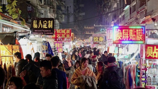 Cuộc sống đông vui tưng bừng tại Vũ Hán ngày nay: Phải chăng TQ vừa có thuốc độc, vừa có thuốc giải?