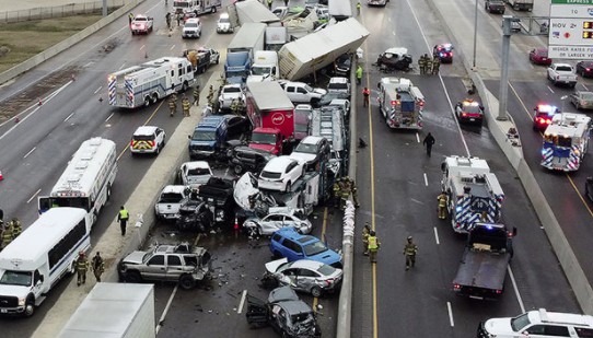 Tai nạn kinh hoàng tối Giao Thừa, 133 xe đâm vào nhau tại Texas. Tuyên bố của Đức Cha Michael Olson