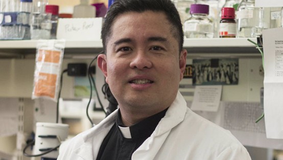 Tự hào: Linh mục khoa học gia Dòng Đa Minh chế ra vắc xin cho người nghèo. Phỏng vấn ĐHY Charles Bo